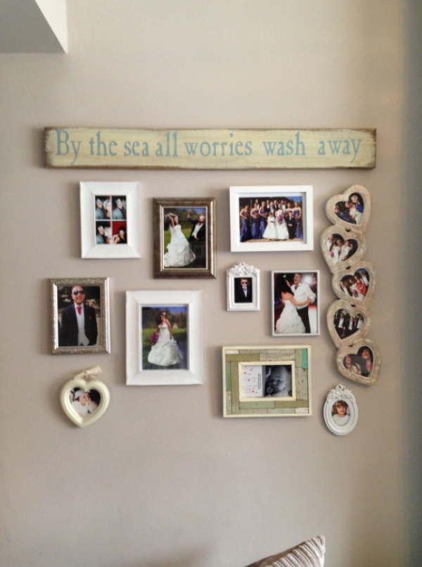 Koleksi bingkai berbagai bentuk dan ukuran pada dinding